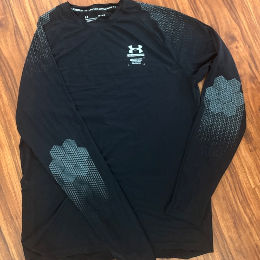 Men’s Under Armour light weight blackLong sleeved shirt